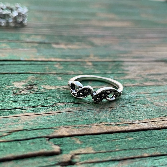 SIMPLE DESIGN RING - Picture 2 of 2